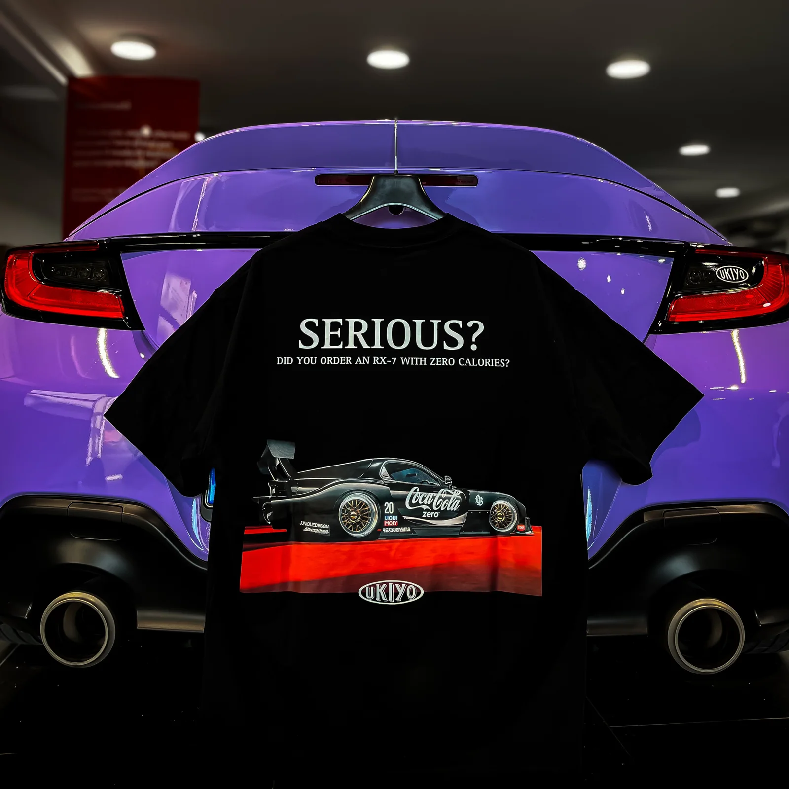 T-shirt UKIYO nera con la stampa di una Mazda RX-7 FD in livrea e la scritta “Serious?”.